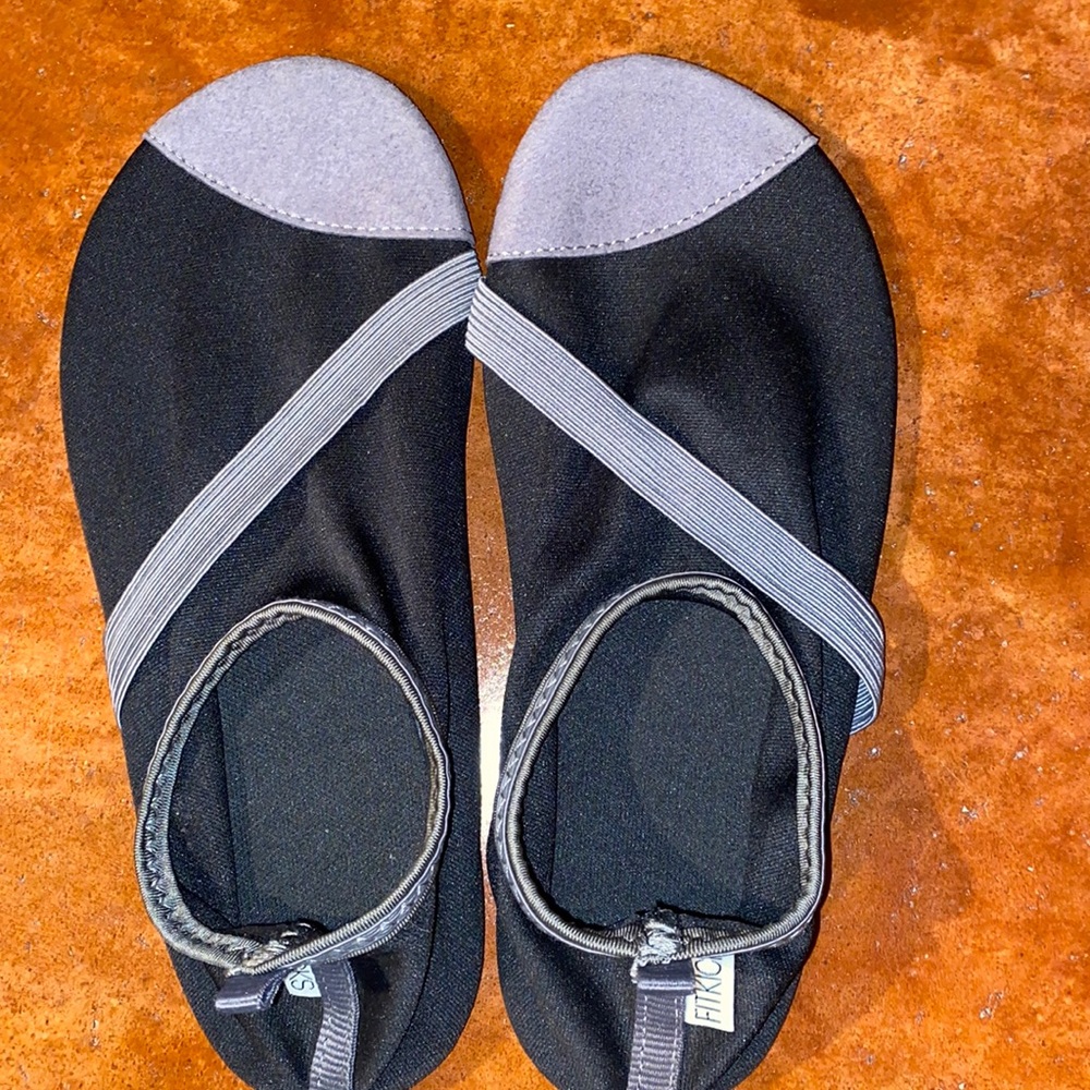 Fitkicks black size 7